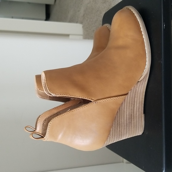 Cut-out wedge ankle boot. - Picture 4 of 6